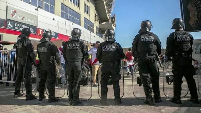 policia-superclasicojpg