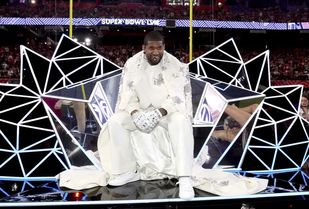 Super-Bowl-Usher-Halftime-Show02112422-28781d00e7ab471eb35f96af40ce60f5